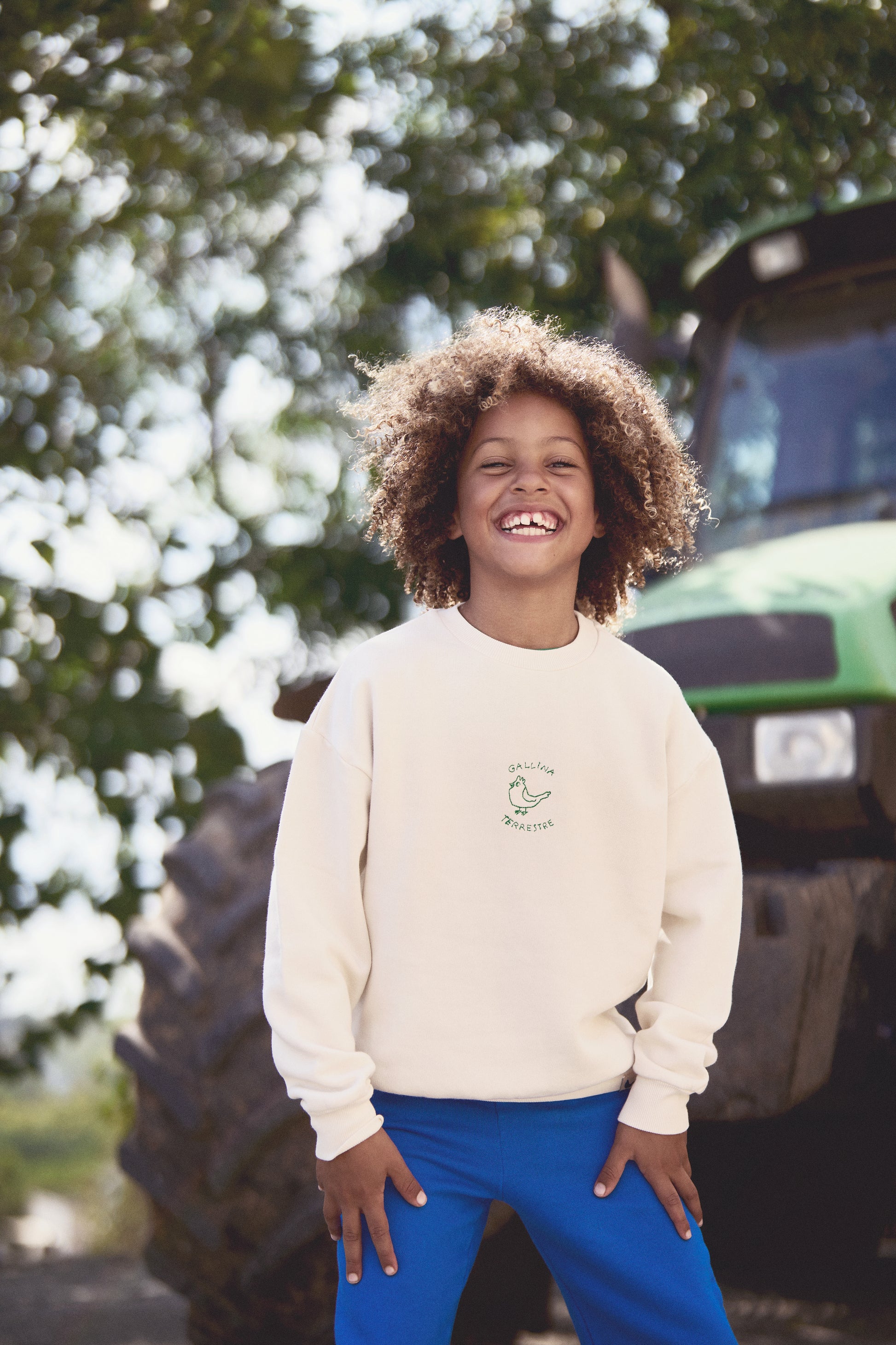 Sudadera infantil en color crudo con bordado logo